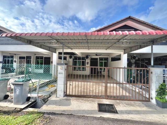 Terraced House for sale in Malaka