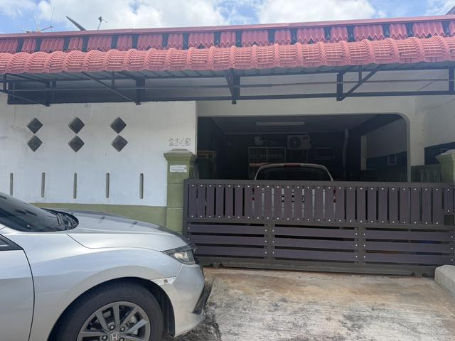 Terraced House for sale in Malaka