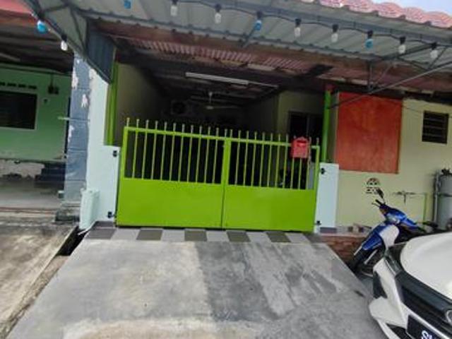 Terraced House for sale in Malaka