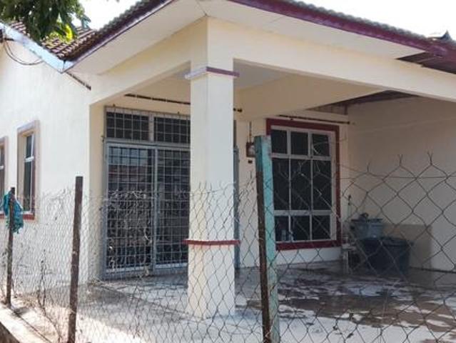 Terraced House for sale in Malaka