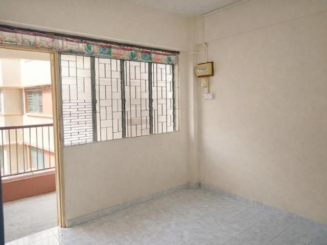 Flat for sale in Malaka