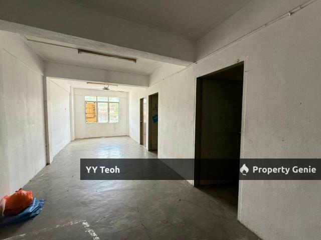 Flat for sale in Malaka