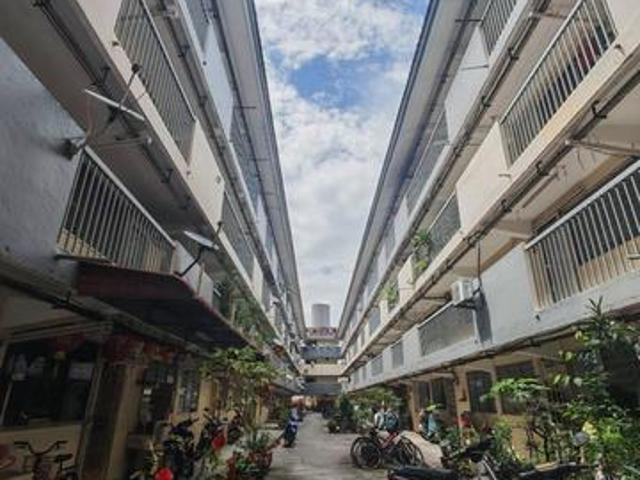 Flat for sale in Malaka