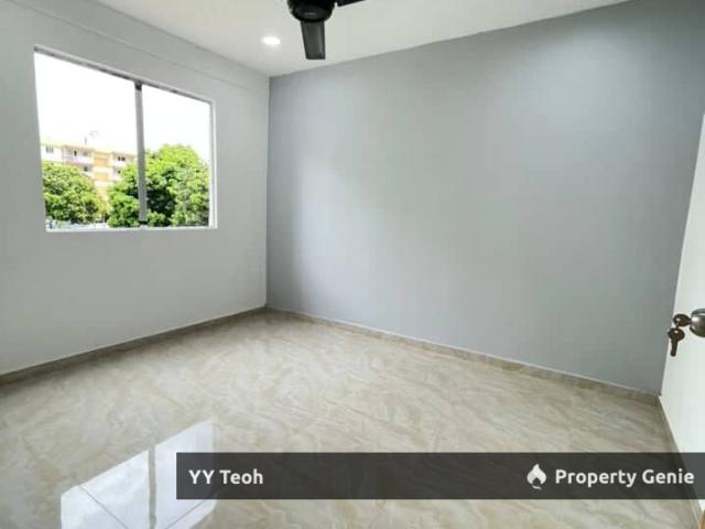 Flat for sale in Malaka