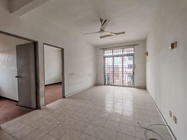 Flat for sale in Malaka