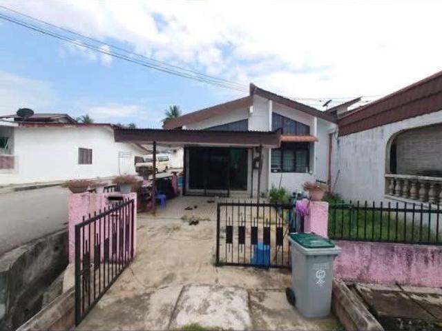 Terraced House for sale in Malaka