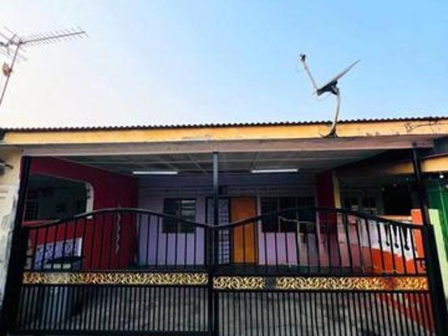 Terraced House for sale in Malaka