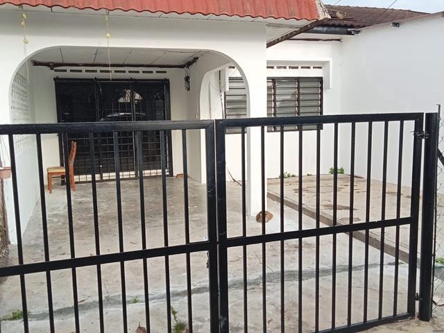 Terraced House for sale in Malaka