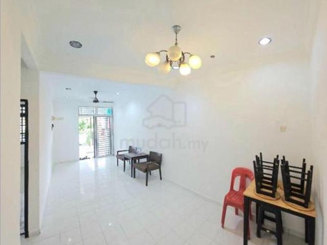 Terraced House for sale in Malaka