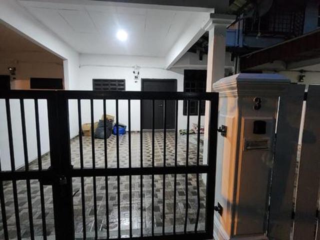 Terraced House for sale in Malaka