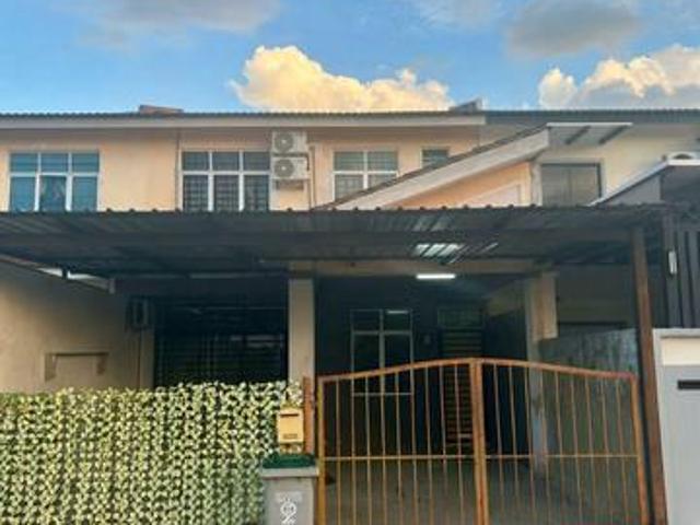 Terraced House for sale in Malaka