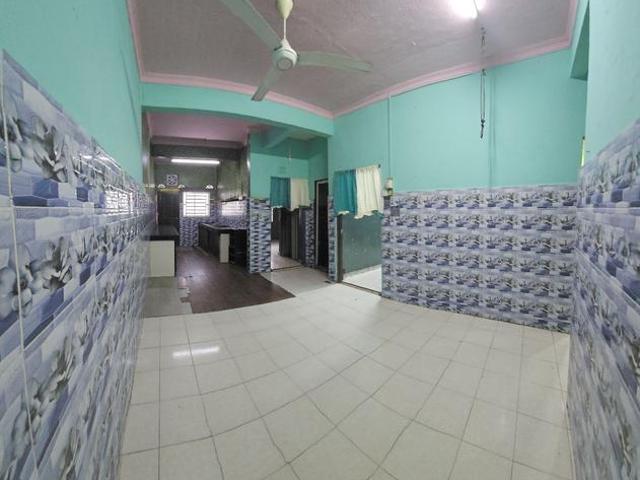 Terraced House for sale in Malaka