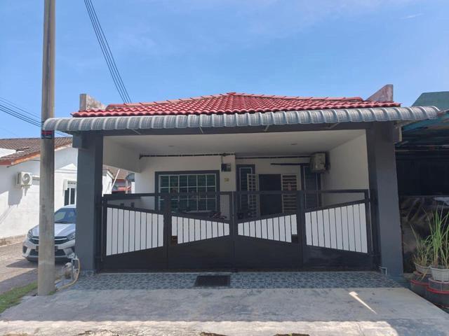 Terraced House for sale in Malaka