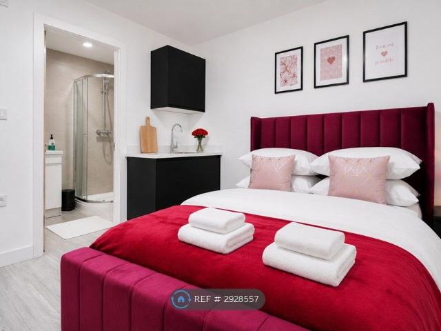 Room for rent in Falcon Lodge, Wales