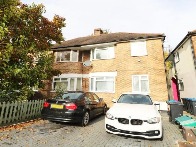 Apartment for rent in London Borough of Merton, Collier's Wood