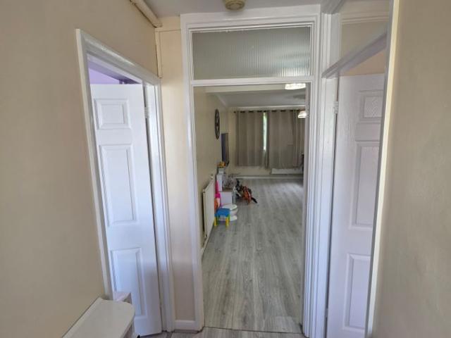 Apartment for rent in Row Town, Surrey