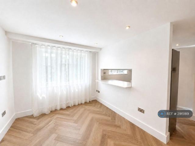 Apartment for rent in London Borough of Merton, Collier's Wood