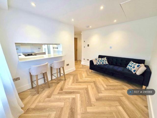 Apartment for rent in London Borough of Merton, Collier's Wood