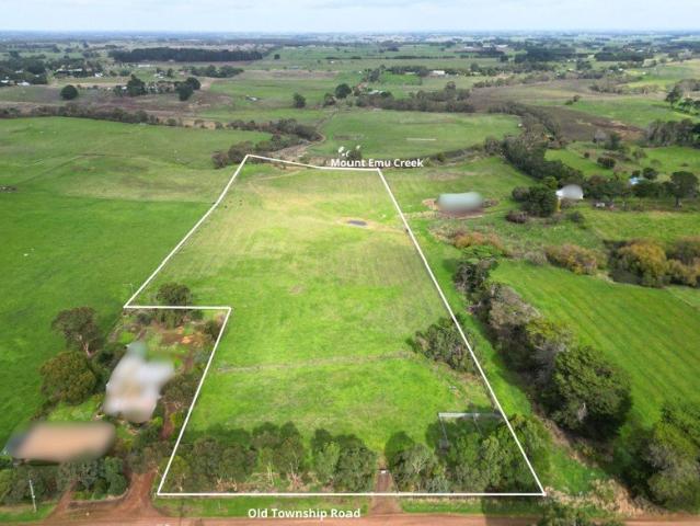Cottage for sale in Panmure, Victoria