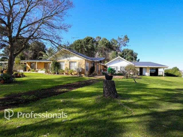 Cottage for sale in Monjingup, Western Australia
