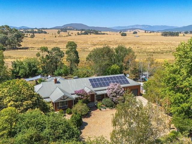 Cottage for sale in Mudgegonga, Victoria