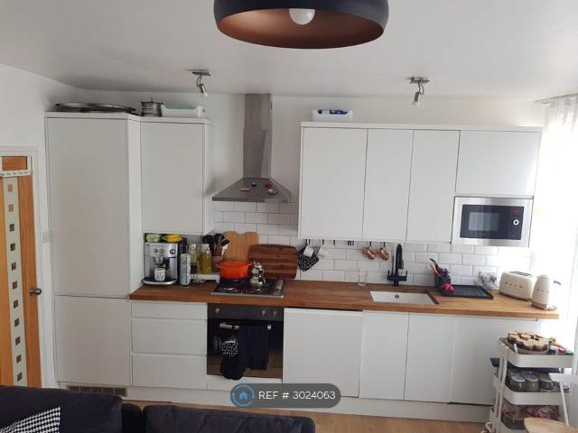House for rent in Bowes Park, Greater London