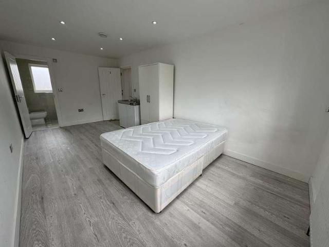 Studio for rent in Tilbury, Essex