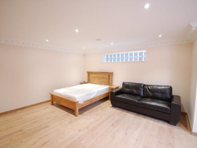 Studio for rent in Reading
