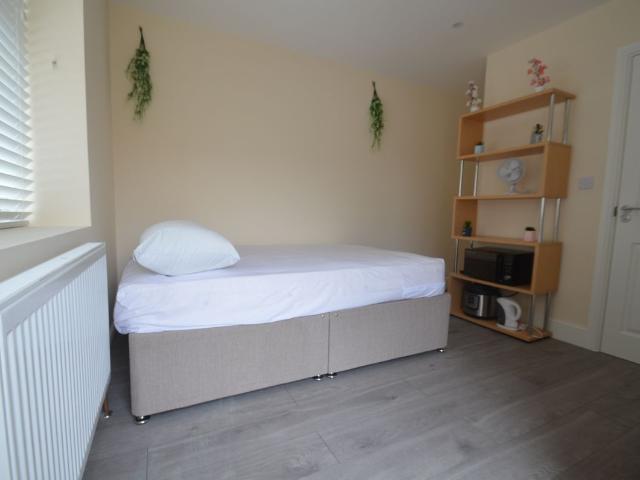 Studio for rent in Lower Halliford, Surrey