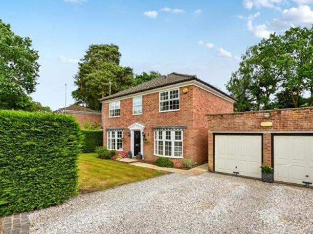 House for sale in Heol-las, Surrey