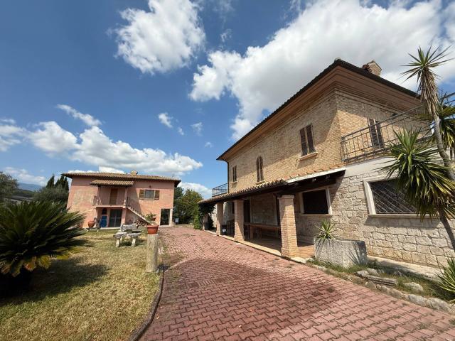 Rustico in vendita a Unione dei Comuni della Val Vibrata, Ancarano