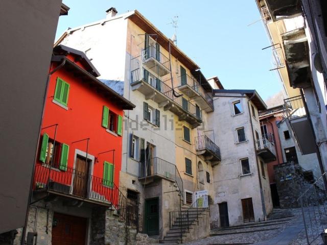 Rustico in vendita a Colonno, Lombardia
