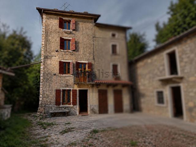 Rustico in vendita a Valbusa, Bosco Chiesanuova