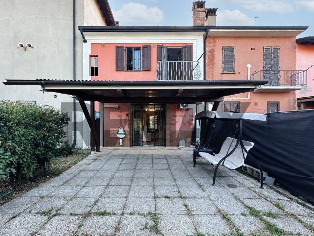 Rustico in vendita a Busnago, Lombardia
