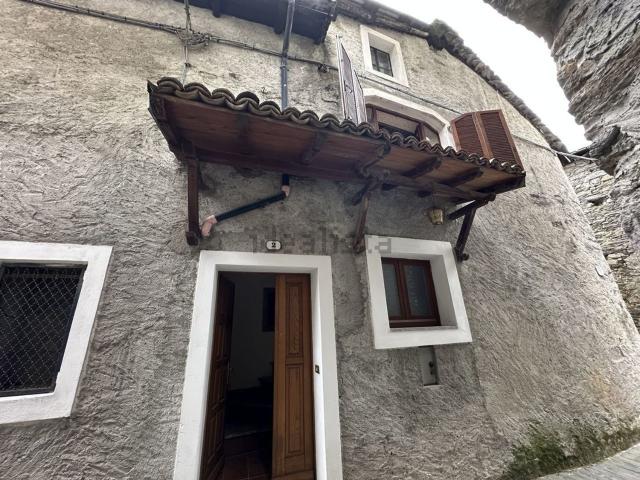 Rustico in vendita a Peglio, Lombardia