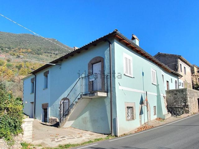Rustico in vendita a Serrone, Lazio