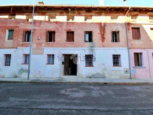 Rustico in vendita a Gonars, Friuli-Venezia Giulia