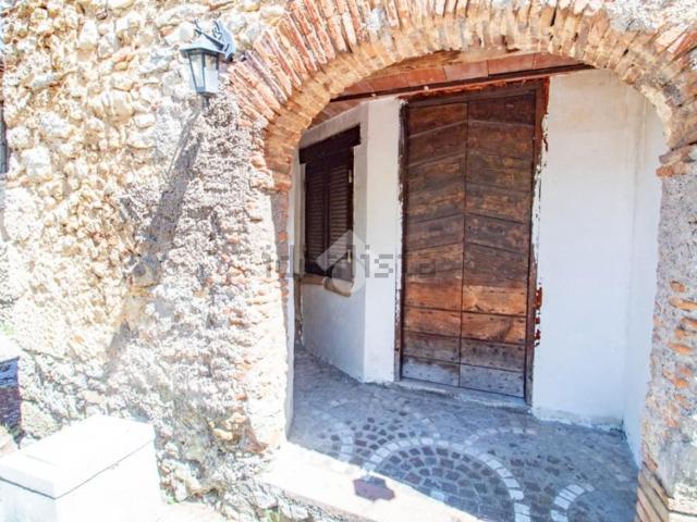Rustico in vendita a Longone Sabino, Lazio