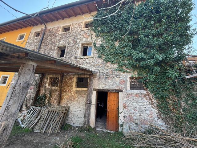 Rustico in vendita a San Giovanni Ilarione, Veneto