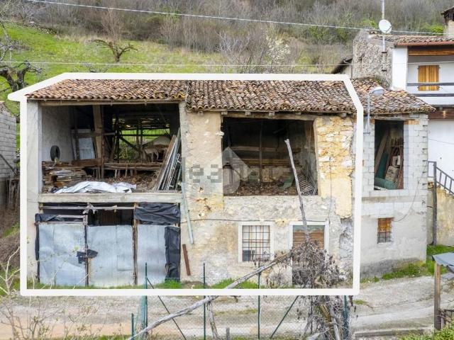 Rustico in vendita a Badia Calavena, Veneto