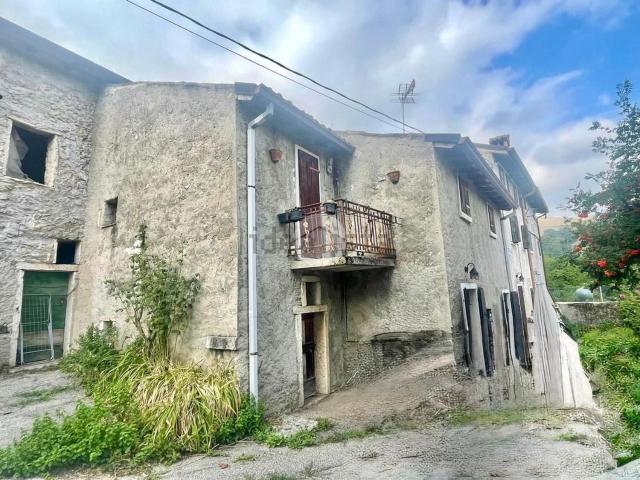 Rustico in vendita a Ferrara Di Monte Baldo, Veneto