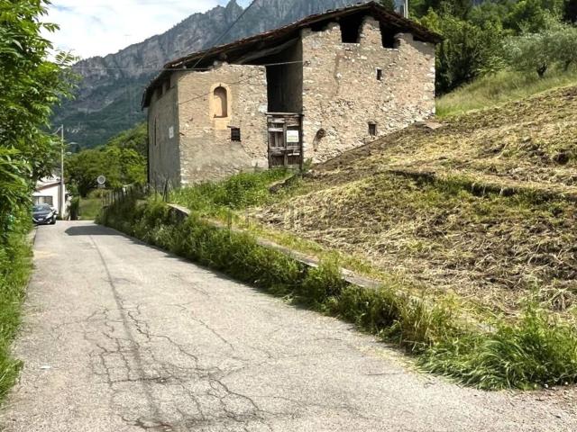 Rustico in vendita a Lecco, Lombardia