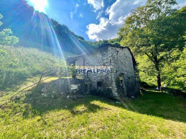 Rustico in vendita a Gazzaniga, Lombardia