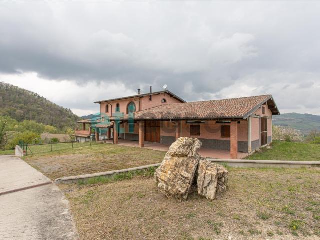 Rustico in vendita a Zavattarello, Lombardia