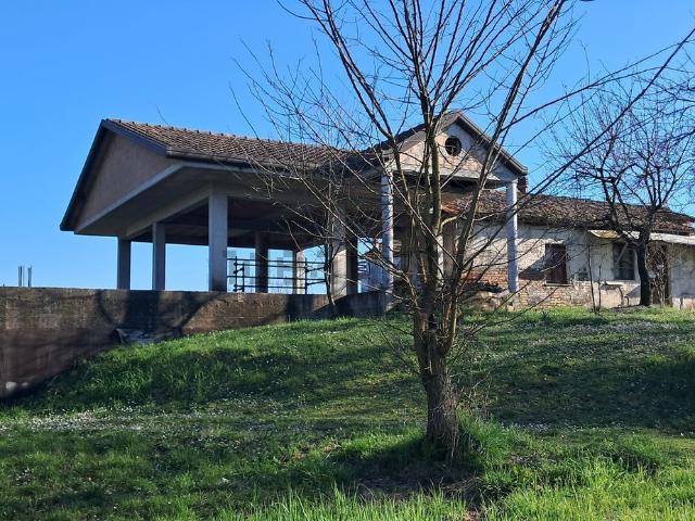 Rustico in vendita a Frosinone, Lazio