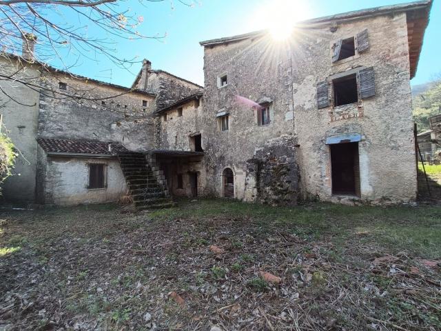 Rustico in vendita a Badia Calavena, Veneto