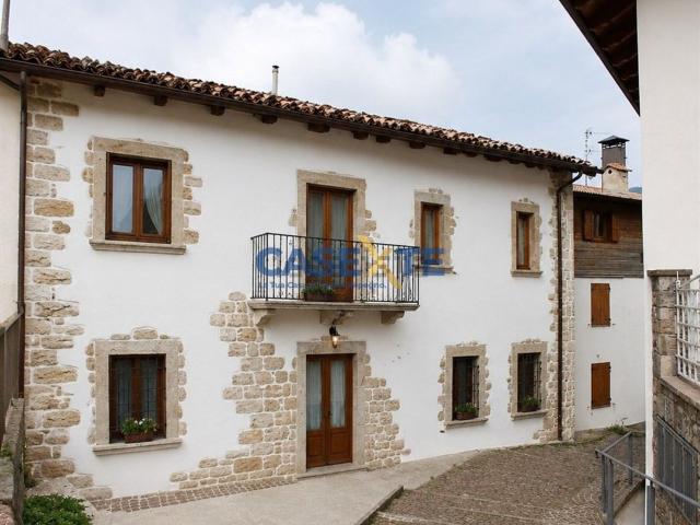 Rustico in vendita a Borgo storico Taramelli, Selvino