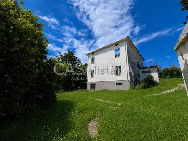 Rustico in vendita a Mosciano Sant'angelo, Abruzzo