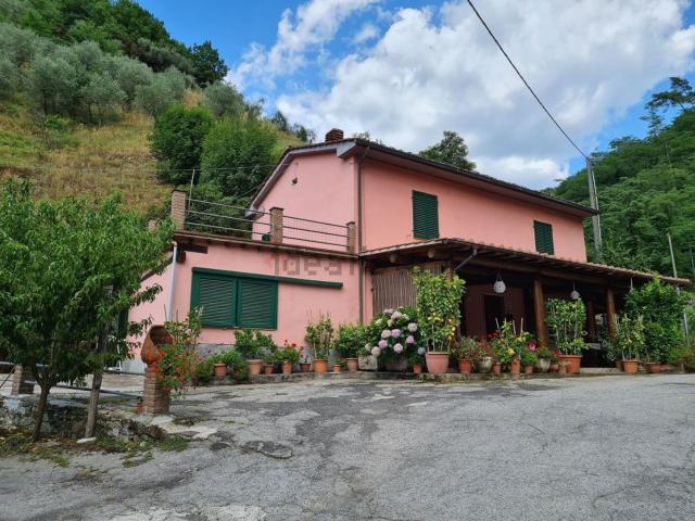 Rustico in vendita a Collecchio, Uzzano E Castello