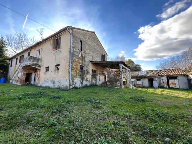 Rustico in vendita a Castelnuovo, Marche